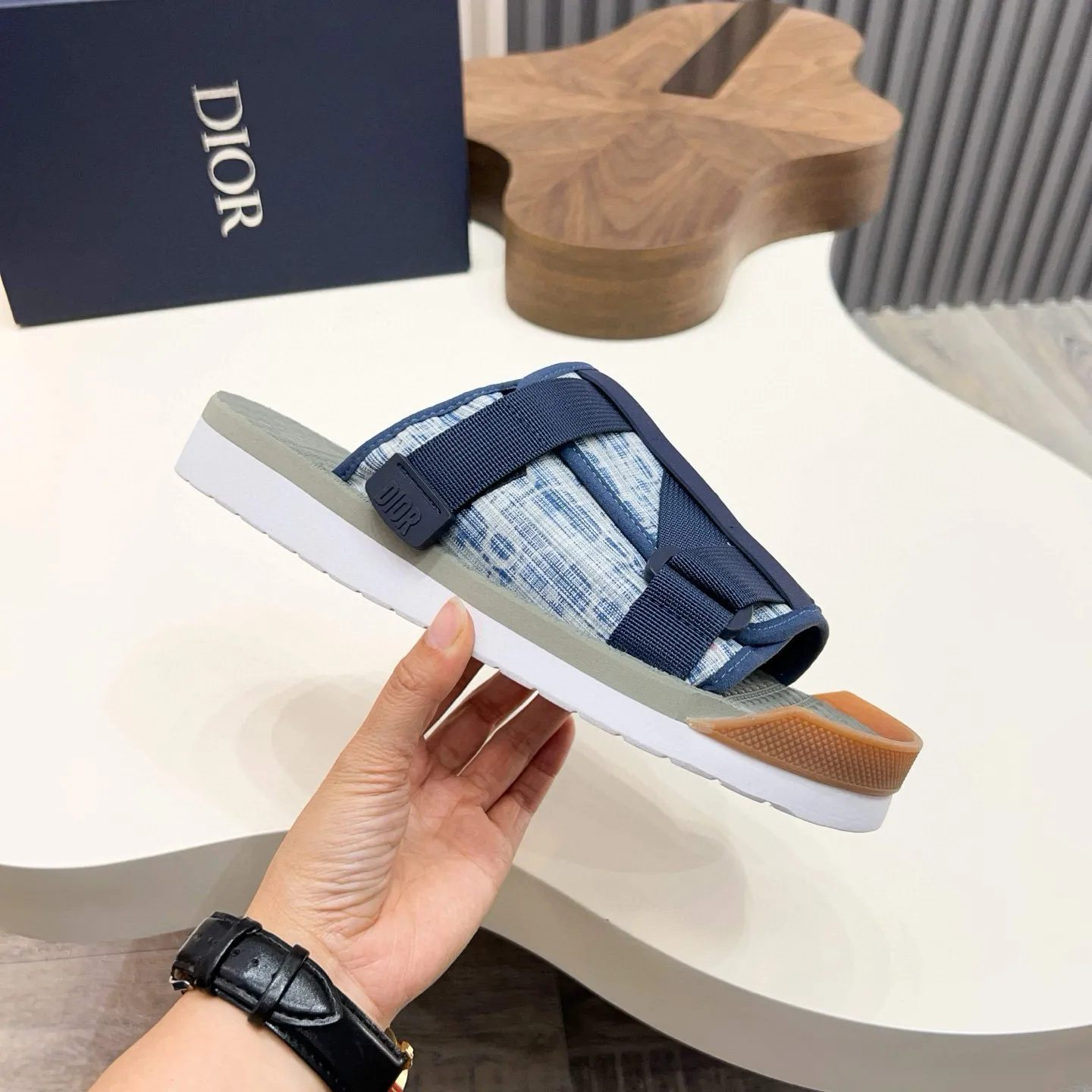 Factory price: 280💰Dior Alias ​​men's leather slippers. This Alias ​​sandal is a new summer product, showing a casual and elegant style. Carefully crafted from grained cow leather and Oblique printed fabric, with cowhide lining! Cross-strap design with metal-clad brass CD Diamond logo. The imported cowhide leather and rubber sole adds sophistication and comfort, while Oblique print-effect anti-slip panels add style. Size: 38-44 (45 customized)